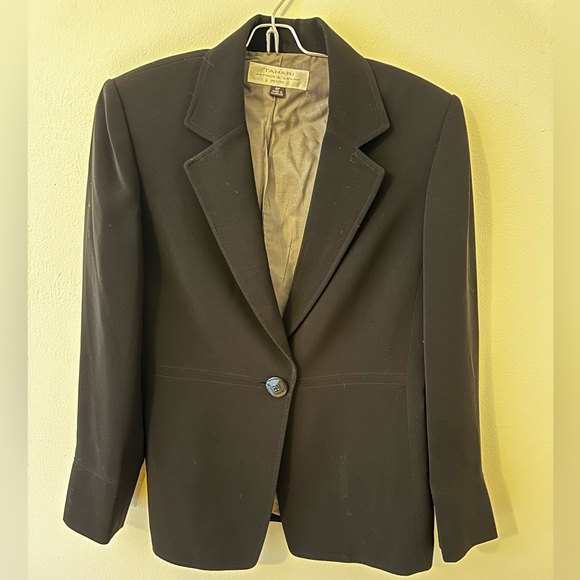 Tahari Jackets & Blazers - Tahari Black Single Button Jacket - size 6P